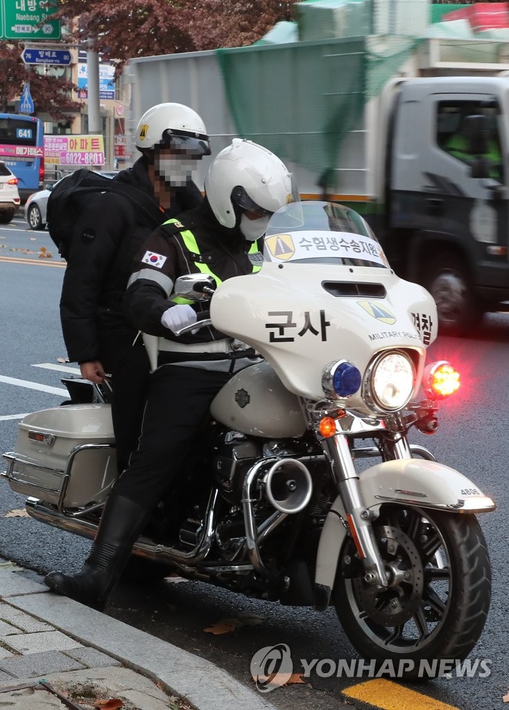 11月18日，韩国迎来高考，在首尔市瑞草区方背站附近，首都防卫司令部军事警察团的摩托车载着迟到考生赶往考场。 韩联社