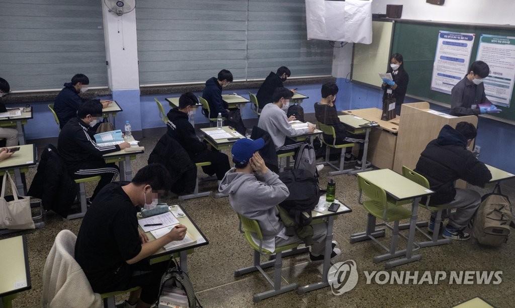11月18日，在首尔汝矣岛高中考点，学生们正等待考试。 韩联社/联合摄影团（图片严禁转载复制）