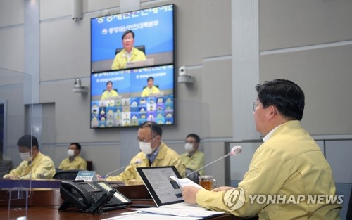 11月19日，在中央政府首尔办公大楼，韩国中央灾难安全对策本部第二次长全海澈（右一）主持召开会议。 韩联社