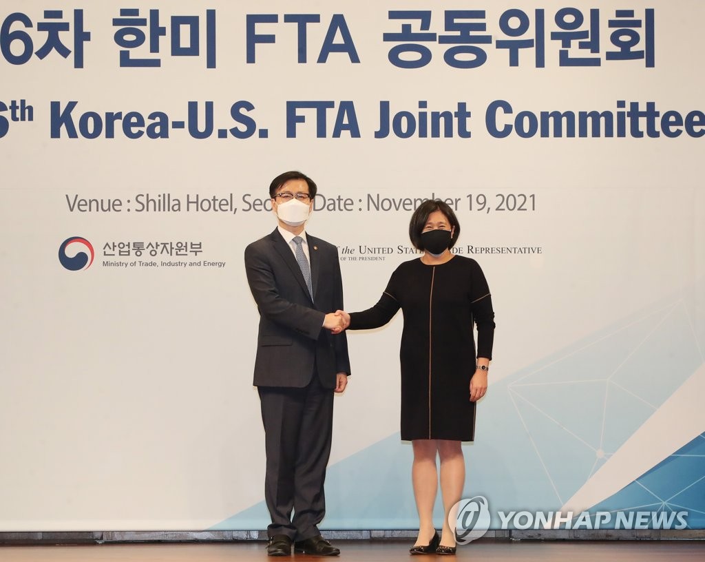 资料图片：11月19日，在首尔，韩国产业通商资源部通商交涉本部长吕翰九（左）和美国贸易代表办公室代表凯瑟琳·戴（戴琦）在韩美自由贸易协定联合委员会第6次会议上握手合影。 韩联社