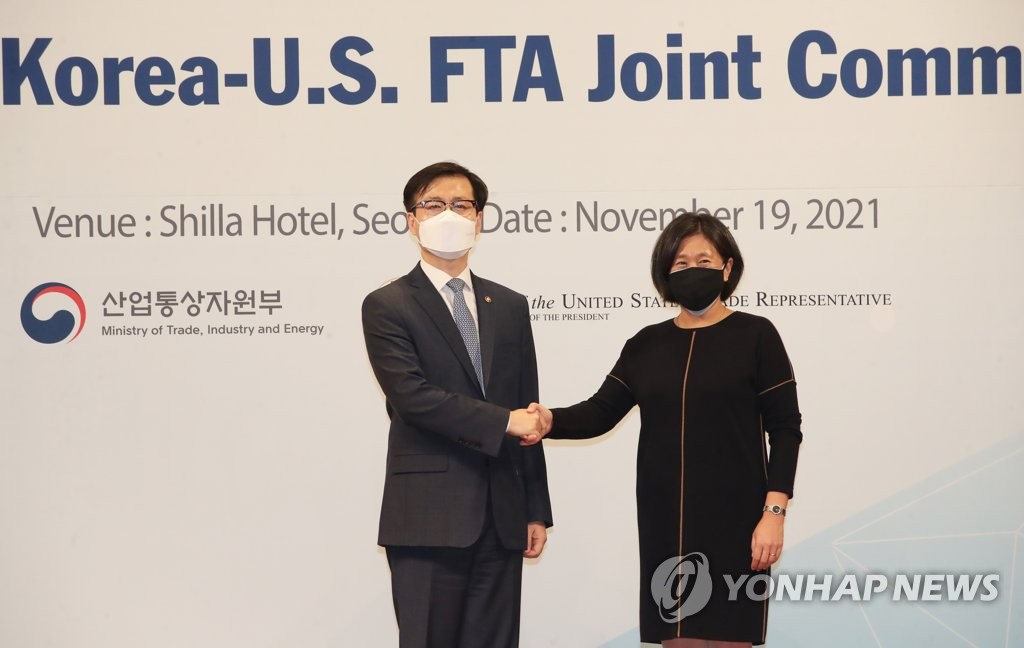 资料图片：2021年11月，吕翰九（左）和凯瑟琳·戴出席“第6次韩美FTA联合委员会”。 韩联社