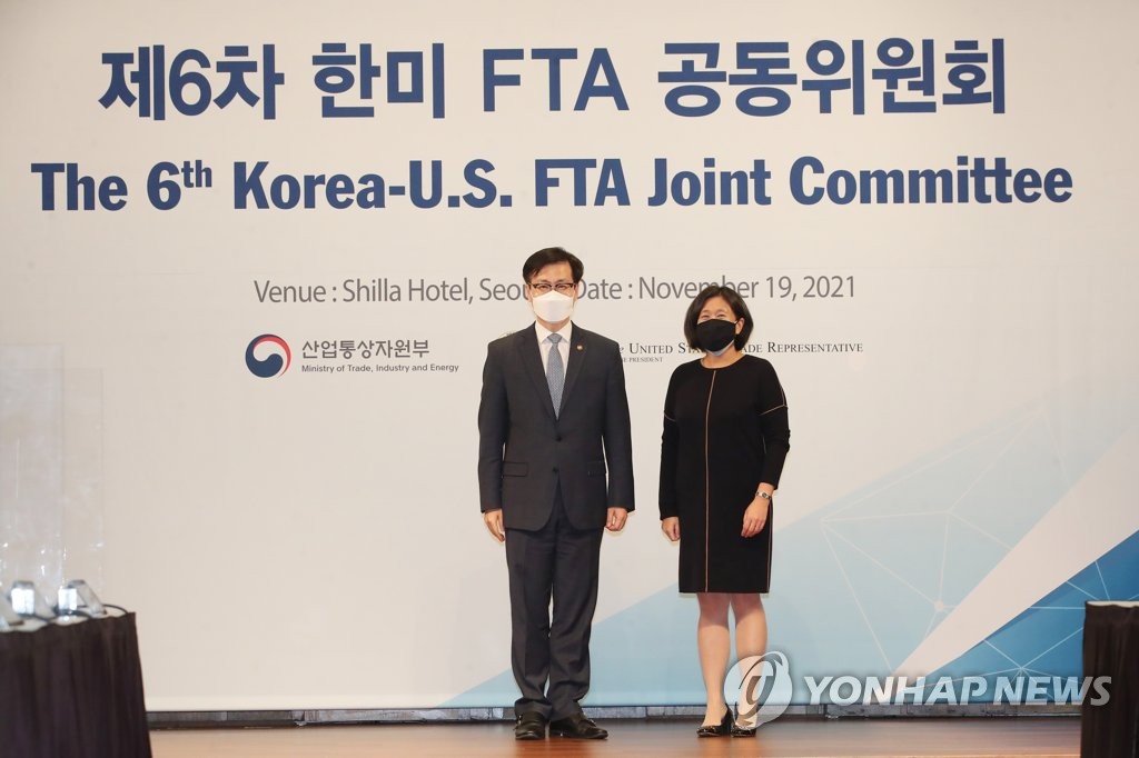 11月19日，在首尔，韩国产业通商资源部通商交涉本部长吕翰九（左）和美国贸易代表办公室代表凯瑟琳·戴在韩美FTA联合委员会第6次会议上合影。 韩联社