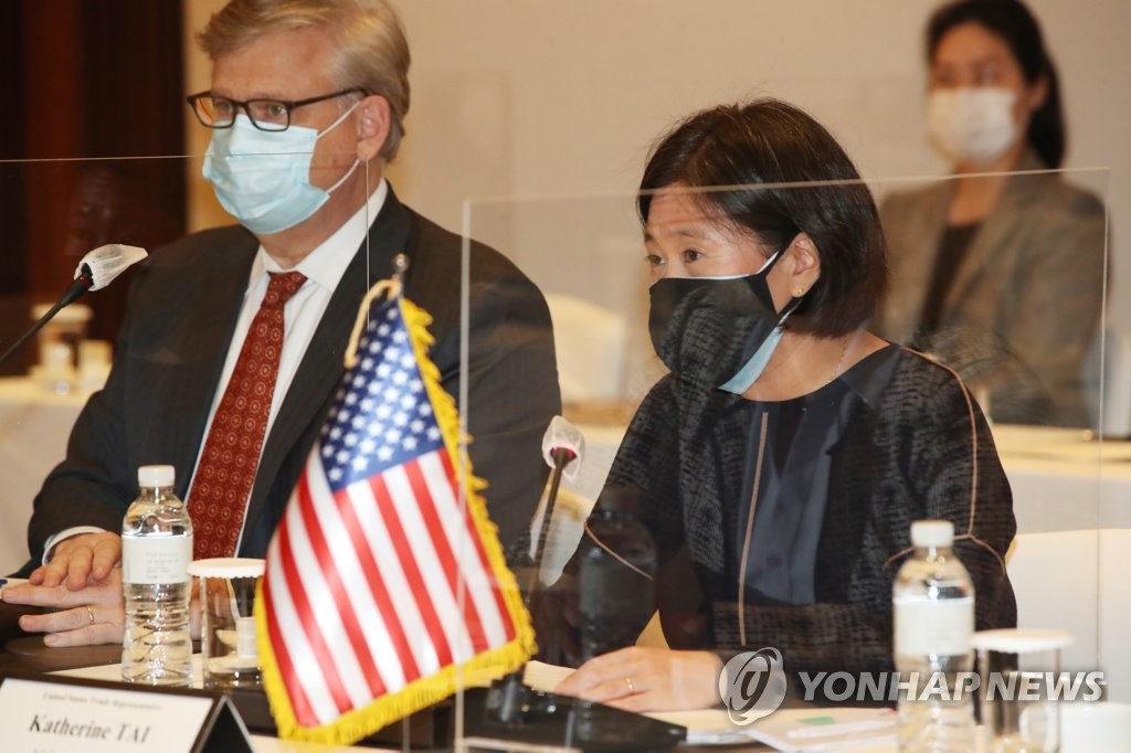 资料图片：11月19日，在首尔新罗酒店，美国贸易代表办公室（USTR）代表凯瑟琳·戴（戴琦，右）在韩美自由贸易协定联合委员会第6次会议上发言。 韩联社