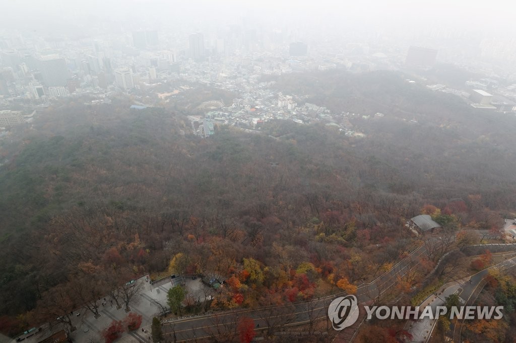 资料图片：11月21日，从首尔南山N首尔塔远眺，市区被雾霾笼罩。 韩联社