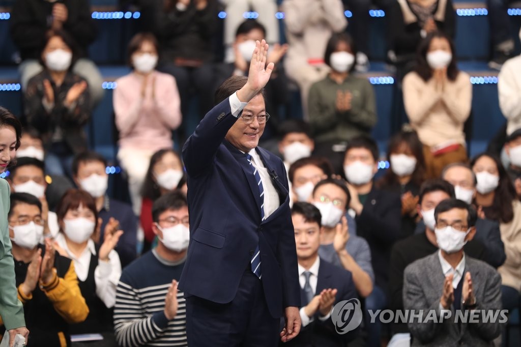11月21日，在KBS电视台，韩国总统文在寅做客《2021与民对话》节目，向国民挥手致意。。 韩联社
