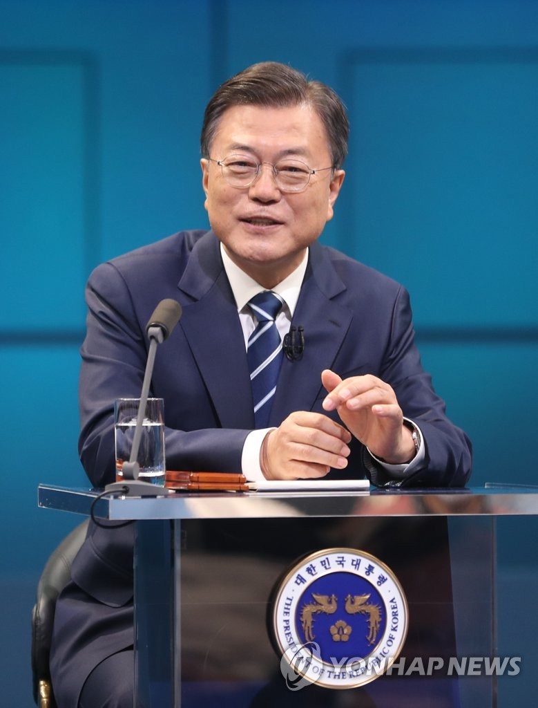 11月21日，文在寅做客KBS直播问政会节目，与民沟通。 韩联社