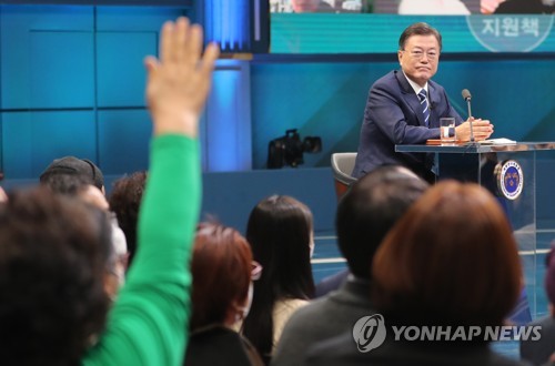 11月21日，在首尔汝矣岛的KBS直播大厅，文在寅接受民众提问。 韩联社