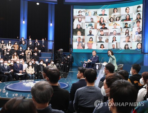 11月21日，在首尔汝矣岛的KBS直播大厅，文在寅与民沟通。 韩联社