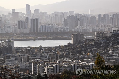 资料图片：从首尔南山瞭望龙山和瑞草区，摄于11月22日。 韩联社