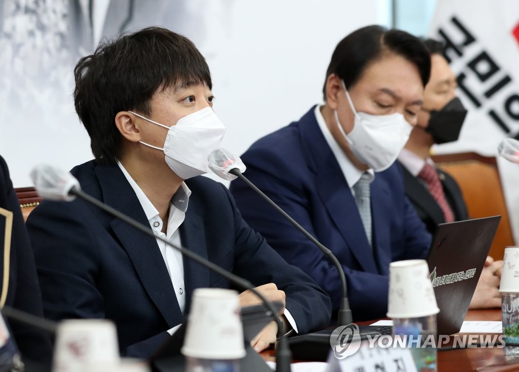 资料图片：国民力量党党首李俊锡（左）和该党总统候选人尹锡悦 韩联会/国会摄影记者团