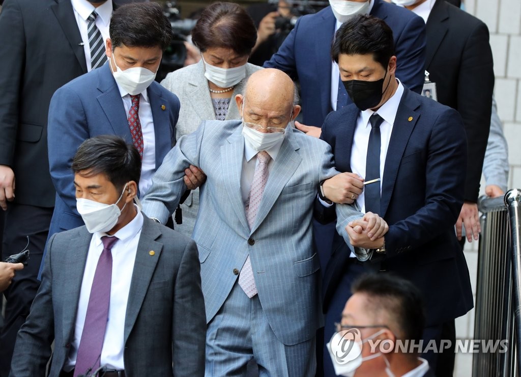 资料图片：8月9日，韩国前总统全斗焕（中）接受损害“五一八民运”遇难者及遗属名誉案二审第三次庭审后离开法庭。 韩联社