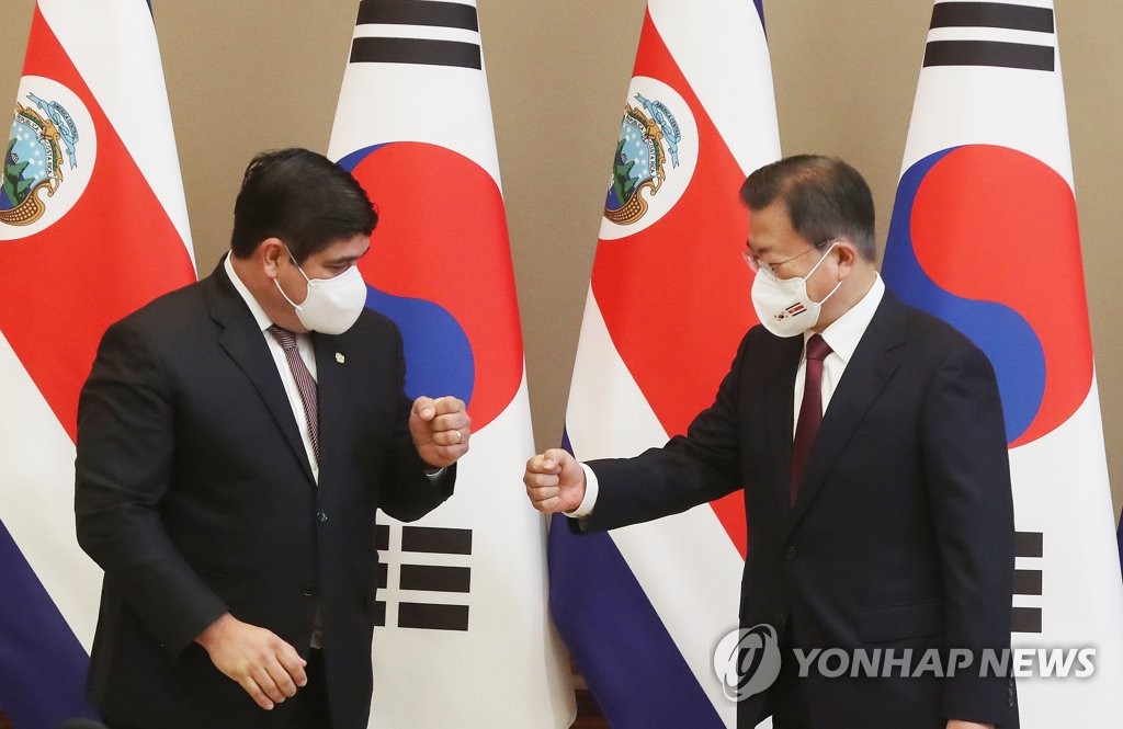 11月23日，在青瓦台，韩国总统文在寅（右）和哥斯达黎加总统卡洛斯·阿尔瓦拉多·克萨达碰拳致意。 韩联社
