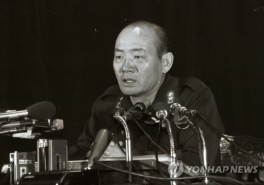 资料图片：1979年11月6日，时任戒严军司令部联合调查本部长全斗焕对前总统朴正熙死亡发表立场。 韩联社