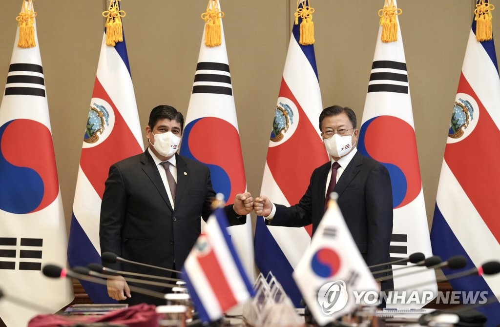 资料图片：11月23日，在青瓦台，韩国总统文在寅（右）和哥斯达黎加总统卡洛斯·阿尔瓦拉多·克萨达碰拳致意。 韩联社