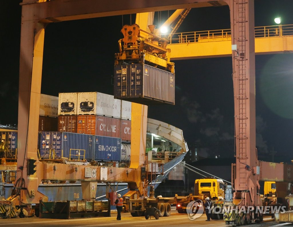 11月23日晚，在蔚山港，载有300吨自华进口车用尿素的货轮"维娜莱茵钻石"号在一处集装箱码头靠港卸货。 韩联社