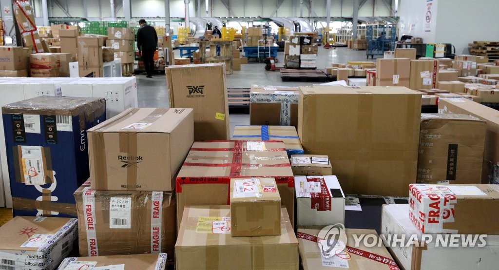 资料图片：堆积在仁川海关的直购商品 韩联社/联合采访