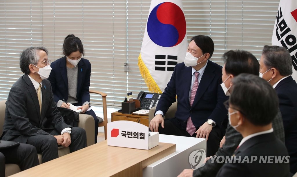 11月26日，在首尔汝矣岛的国民力量党部，国民力量总统候选人尹锡悦（左三）接见了日本驻韩国大使相星孝一。 韩联社/国会摄影记者团