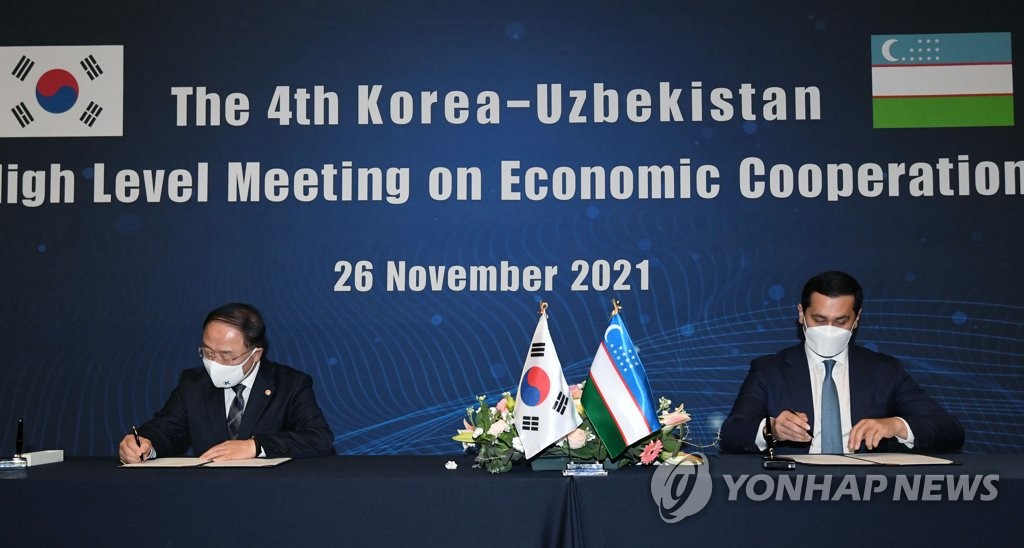 韩国和乌兹别克经济副总理会议在首尔举行