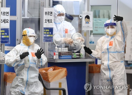 资料图片：11月28日上午，在首尔市松坡区卫生站，医护人员正在进行核酸检测采样。 韩联社