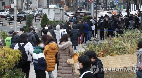 11月29日，在首尔市松坡区卫生站，市民排队接受核酸检测采样。 韩联社