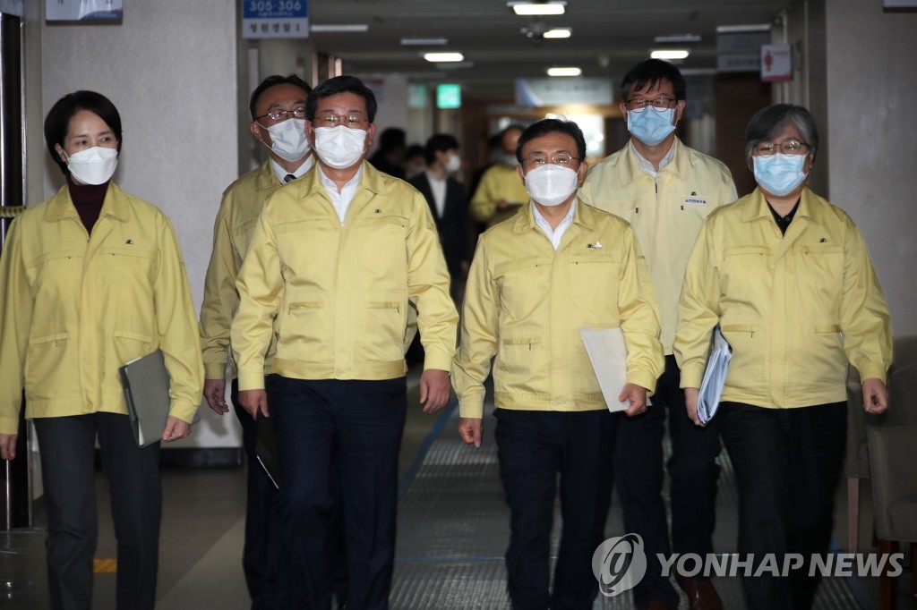 11月29日，在新冠疫情特别防疫检查会议结束后，教育部长官俞银惠（左一）等有关部门首长走向发布会现场。 韩联社
