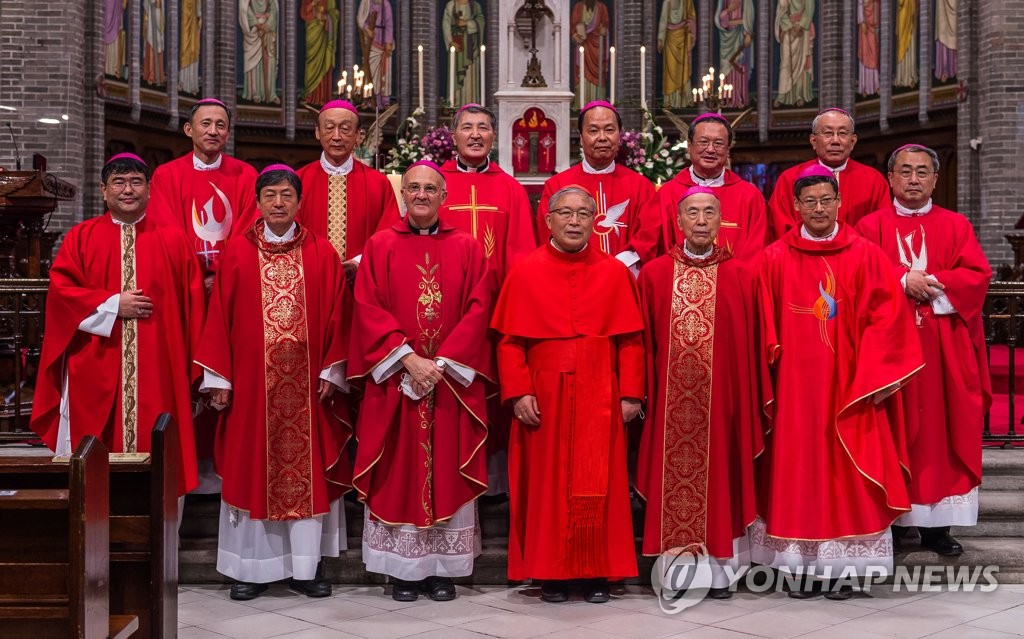 11月30日，在首尔明洞天主教堂，首尔总教区区长、枢机主教廉洙政（前排左四）与教区主教合影留念。 韩联社/联合摄影记者团