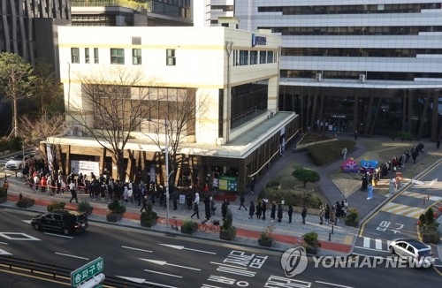 资料图片：12月1日，在首尔松坡区卫生站前的新冠筛查诊所，市民们排队待检。　韩联社