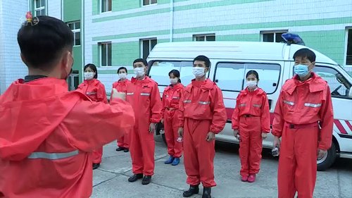 资料图片：朝鲜中央电视台12月1日报道，全球传染病大流行没有得到遏制，并持续扩散。随着时间的推移，出现传染力更强的变异株，疫情形势更趋严峻。图为防疫工作人员在听取领导干部的说明。 韩联社/朝鲜央视画面截图（图片仅限韩国国内使用，严禁转载复制）
