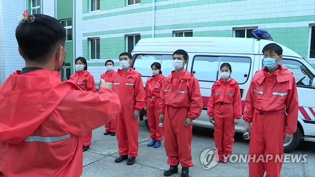 资料图片：2021年12月1日，朝鲜防疫人员听取工作部署。 韩联社/朝鲜中央电视台报道画面截图（图片仅限韩国国内使用，严禁转载复制）