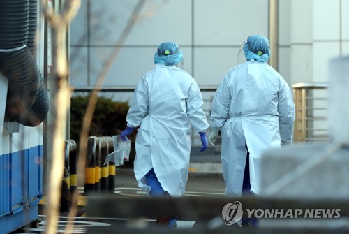 资料图片：12月2日，在仁川市治疗奥密克戎感染病例的医院，医务人员正在忙碌。 韩联社 