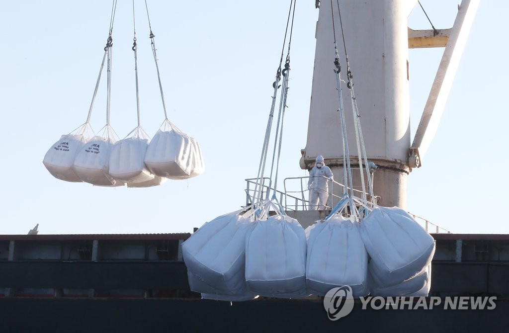 资料图片：运抵蔚山港的车用尿素 韩联社