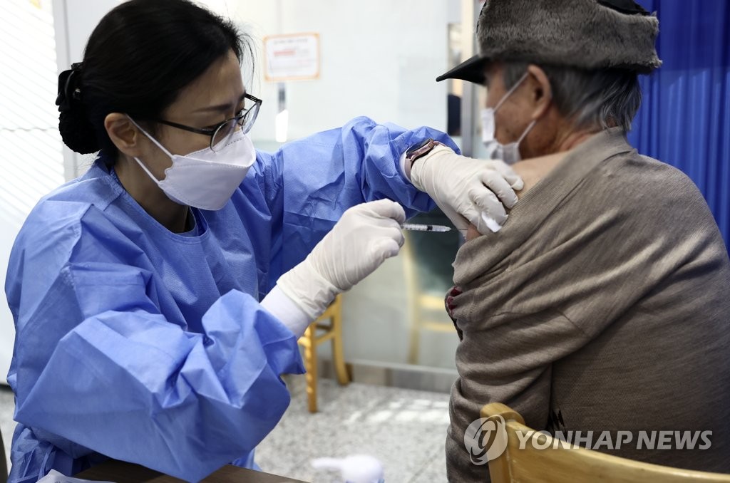 资料图片：市民接种新冠疫苗。本图片与新闻无关。 韩联社
