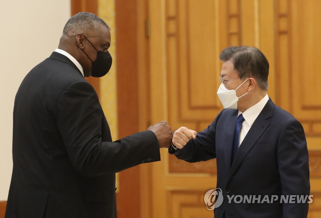 12月2日，在青瓦台，韩国总统文在寅（右）和美国国防长官劳埃德·奥斯汀击拳致意。 韩联社