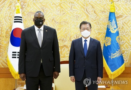 12月2日，在青瓦台，韩国总统文在寅（右）和美国国防长官劳埃德·奥斯汀合影留念。 韩联社