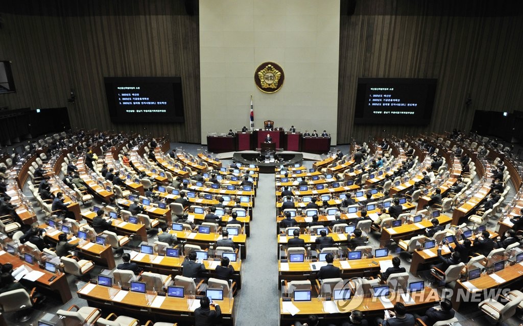 资料图片：12月3日上午，在首尔市汝矣岛的国会，韩国经济副总理兼财长洪楠基向国会议员们说明政府预算草案。 韩联社