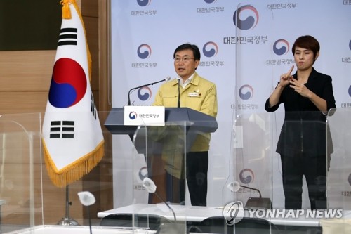 12月3日，在中央政府首尔办公大楼，韩国中央灾难安全对策本部第一次长、保健福祉部长官权德喆（左）公布防疫强化方案。 韩联社