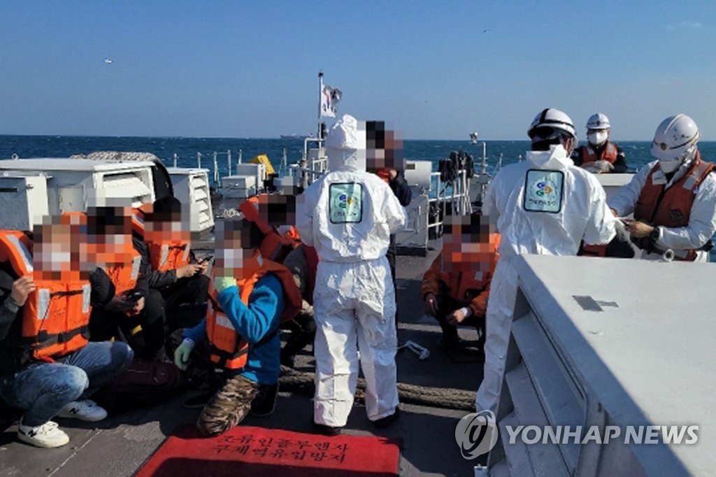 12月3日，一艘中国渔船在在全罗南道丽水市附近海域沉没。图为韩国海警展开搜救工作。 丽水海洋警察署供图（图片严禁转载复制）
