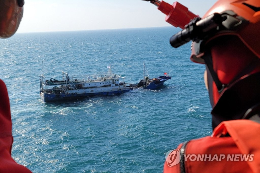 12月3日，一艘中国渔船在在全罗南道丽水市附近海域沉没。图为韩国海警展开搜救工作。 丽水海洋警察署供图（图片严禁转载复制）