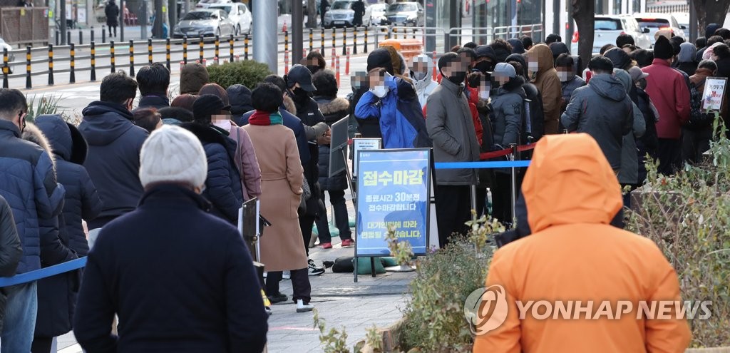 资料图片：12月4日，在设于首尔松坡区卫生站的筛查诊所，市民排队等待接受病毒检测。 韩联社