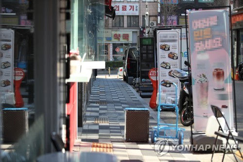 资料图片：仁川市一处商业街街头空荡冷清。 韩联社