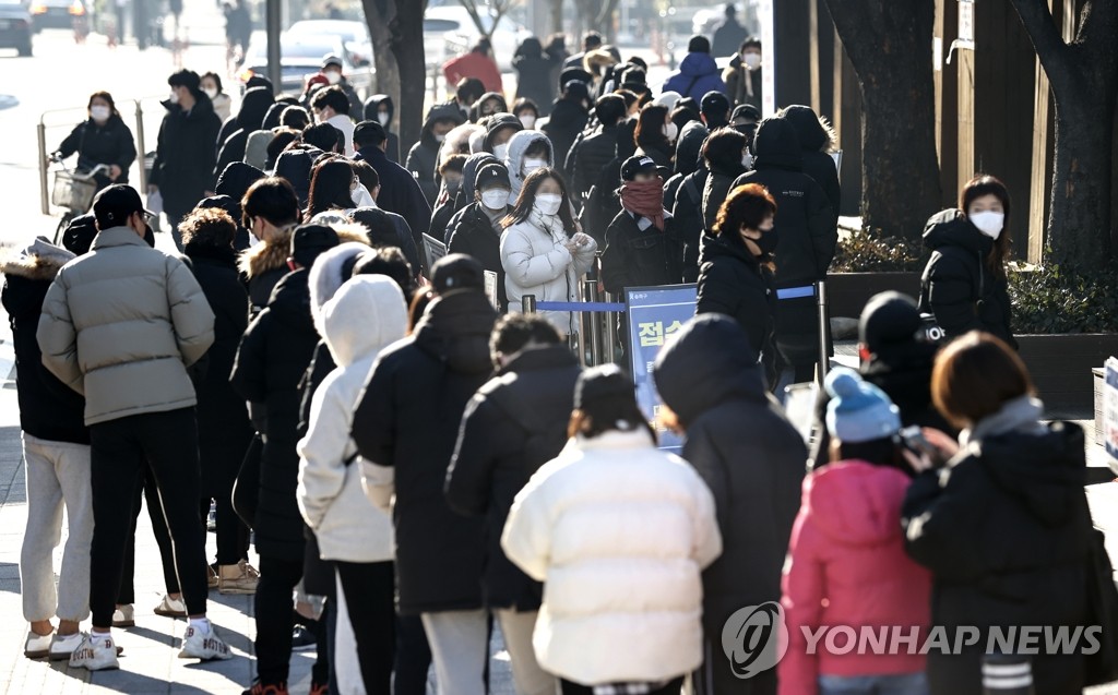 12月6日上午，在首尔市松坡区卫生站，大批市民排队等候核酸采样。 韩联社