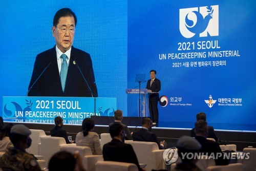 12月7日，2021联合国维和部长级会议开幕式在首尔君悦酒店举行。图为韩国外交部长官郑义溶致开幕词。 韩联社