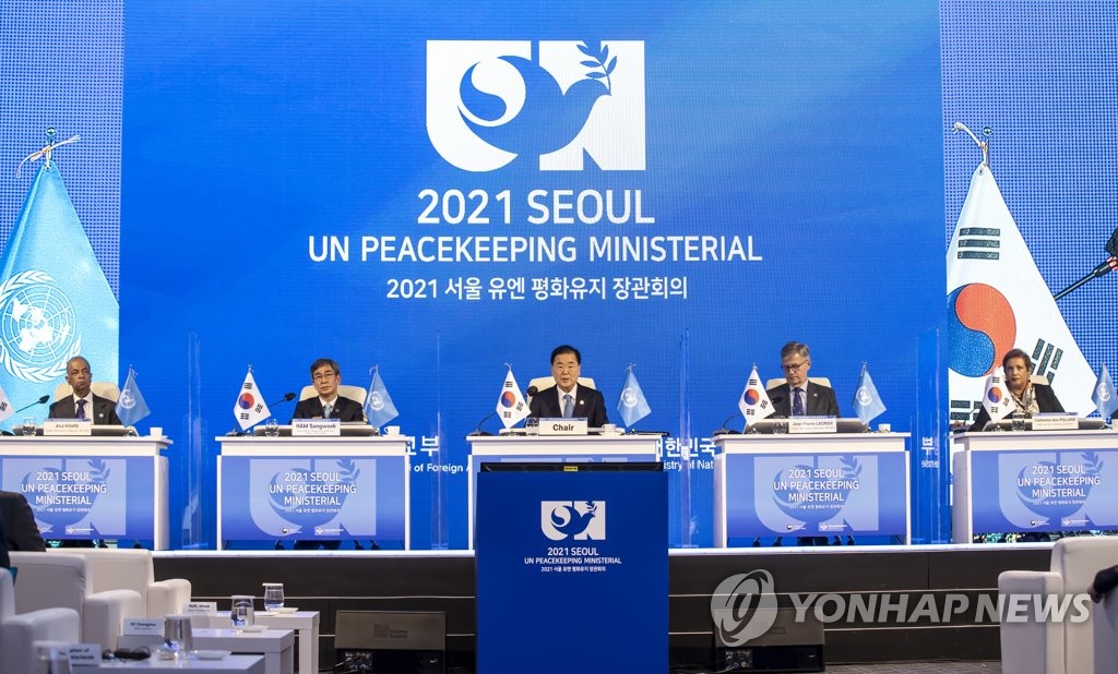 资料图片：12月7日，在首尔君悦酒店，2021年首尔联合国维和部长级会议以视频连线方式举行。图为韩国外长郑义溶（中）发言。 韩联社