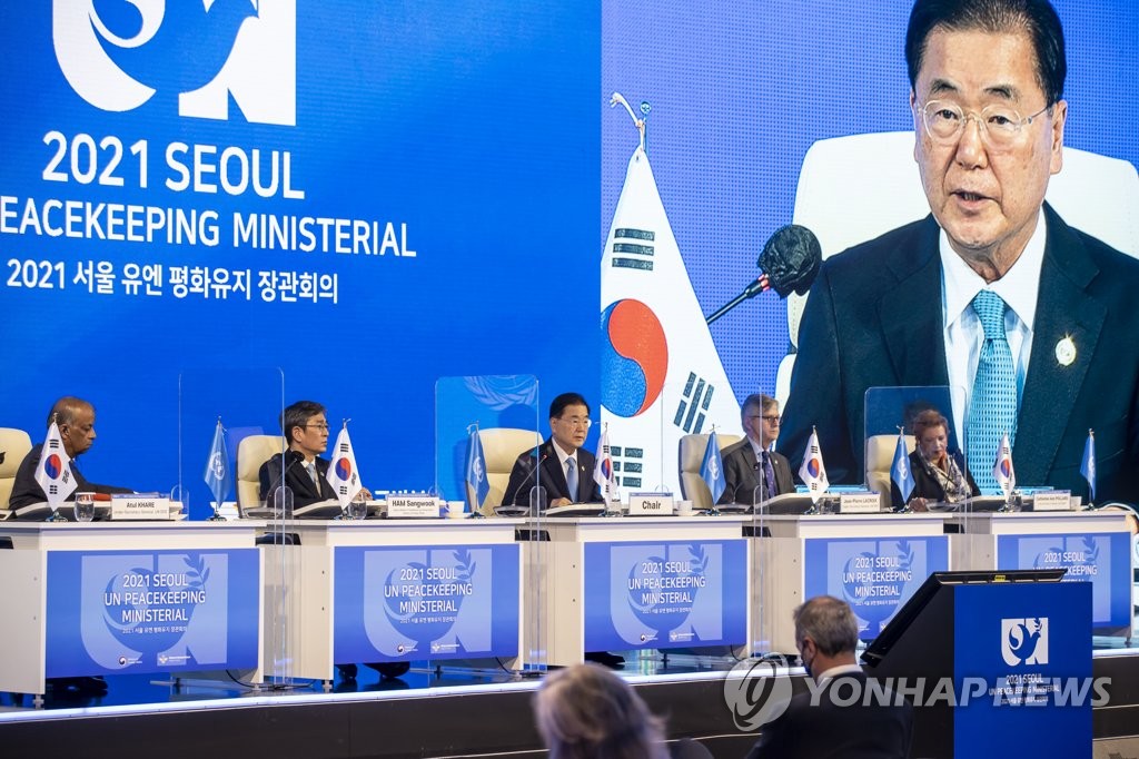 12月7日，2021联合国维和部长级会议开幕式在首尔君悦酒店举行。图为韩国外交部长官郑义溶（左三）发言。 韩联社