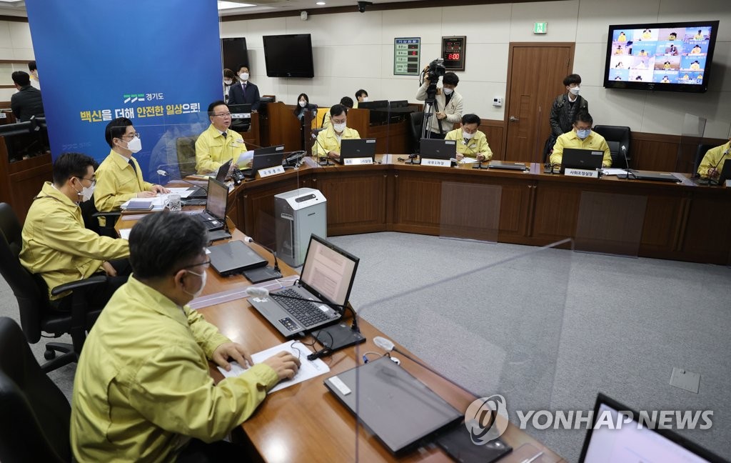 12月8日，在京畿道厅办公楼，韩国国务总理金富谦（左四）主持召开中央灾难安全对策本部会议。 韩联社