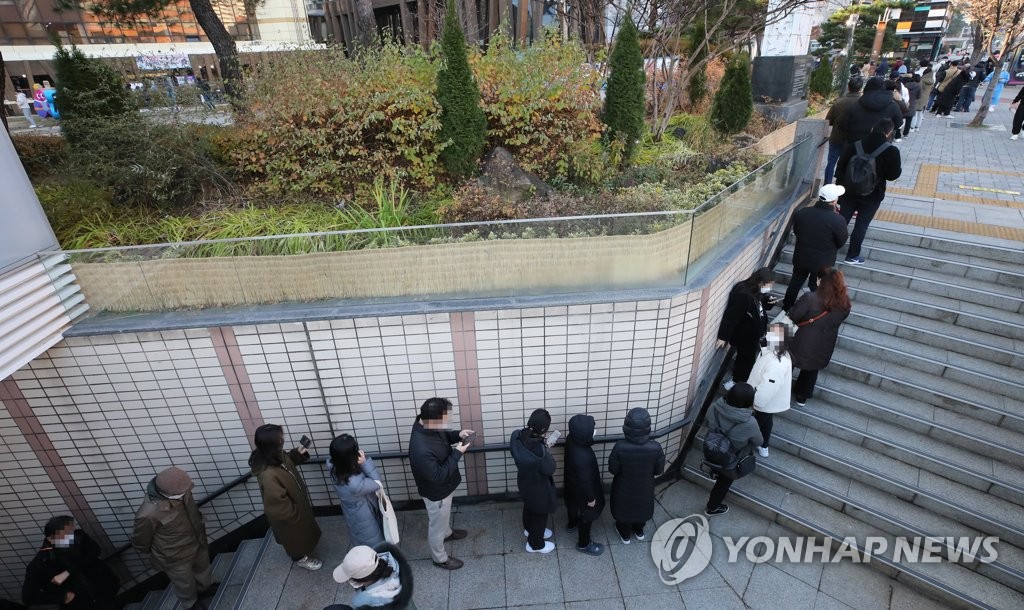 资料图片：12月8日，在设于首尔市松坡卫生站的筛查诊所，市民等待接受病毒检测。 韩联社