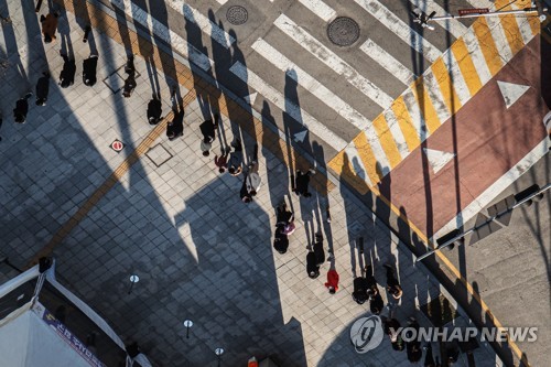资料图片：待检长龙 韩联社