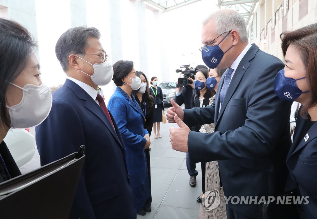 12月13日，韩国总统文在寅（左二）访问位于澳大利亚堪培拉的国会大厦，与澳大利亚总理斯科特·莫里森（右二）互致问候。 韩联社