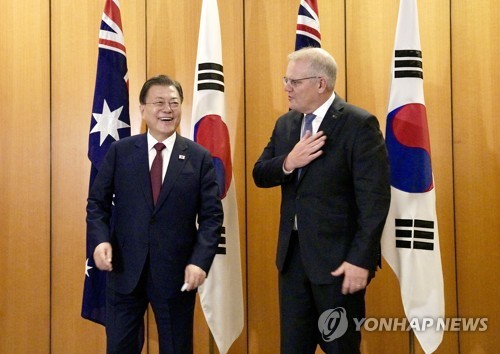 12月13日，在位于澳大利亚堪培拉的国会大厦，韩国总统文在寅（左）和澳大利亚总理斯科特·莫里森在会谈前合影。 韩联社