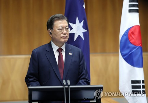12月13日，在位于堪培拉的澳大利亚国会大厦，韩国总统文在寅和澳大利亚总理斯科特·莫里森举行双边会谈后共同会见记者。 韩联社